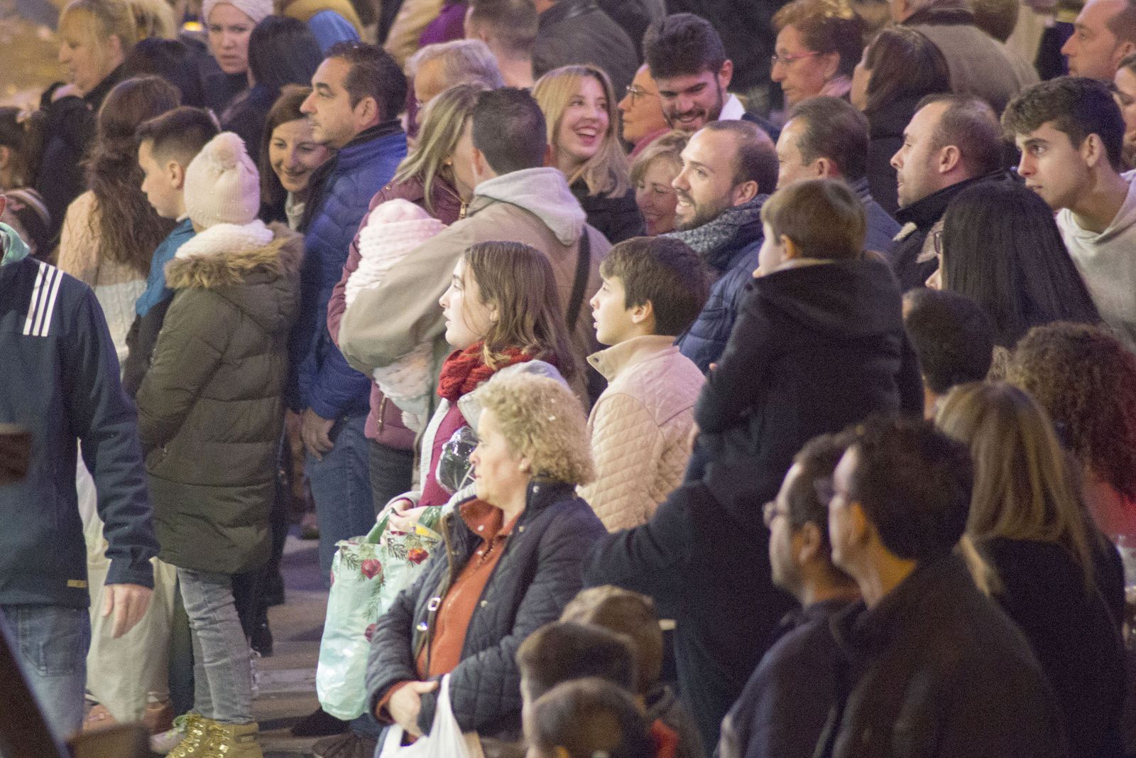 Asistentes a la Cabalgata de los Reyes Magos de Lucena.
