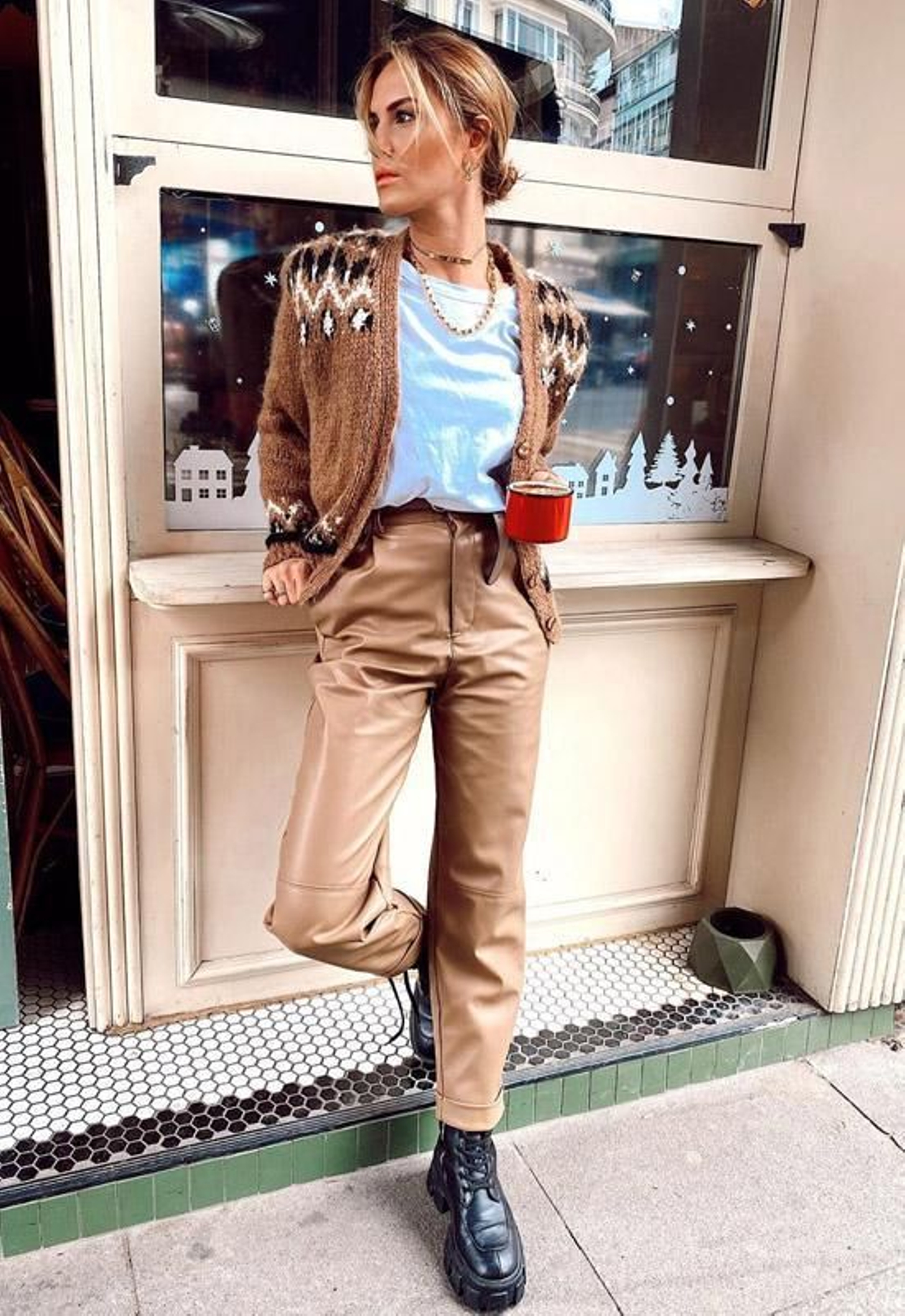 Perfecta combinación de cardingan, camiseta básica y pantalón camel.