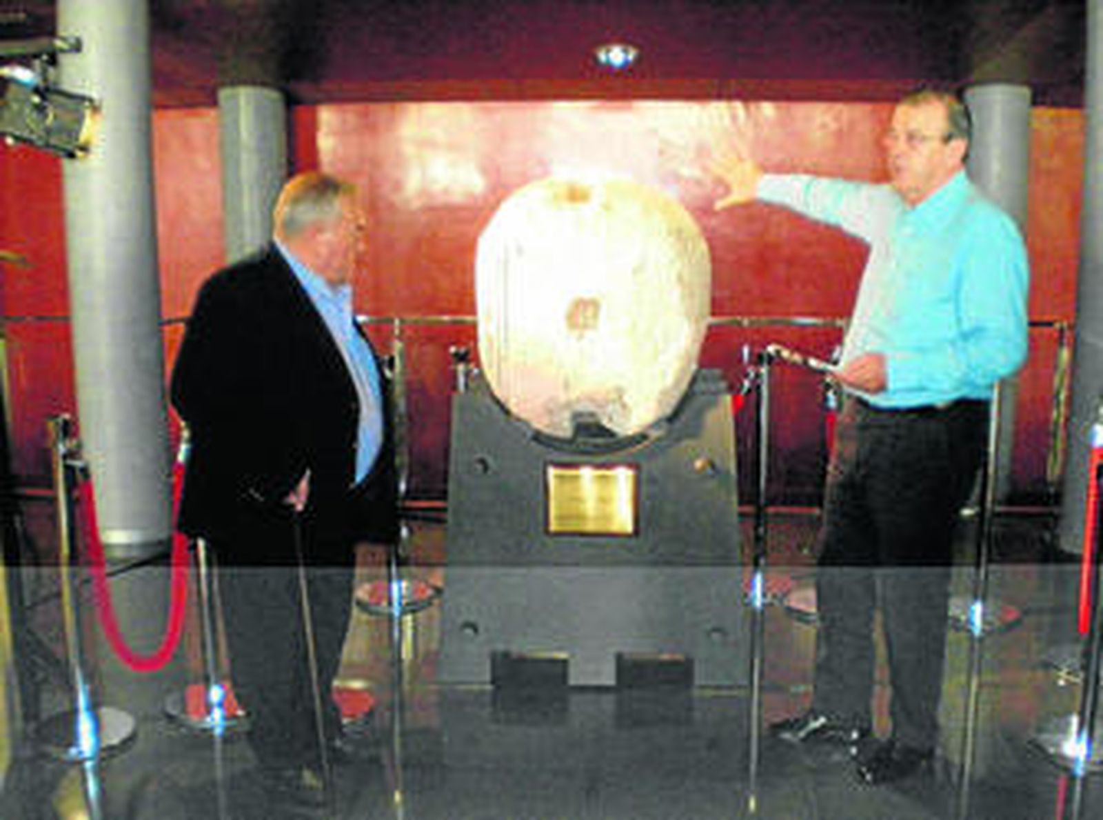 El padre de Joaquín Berenguel junto al alcalde de El Ejido y la inscripción donada al patrimonio del municipio.