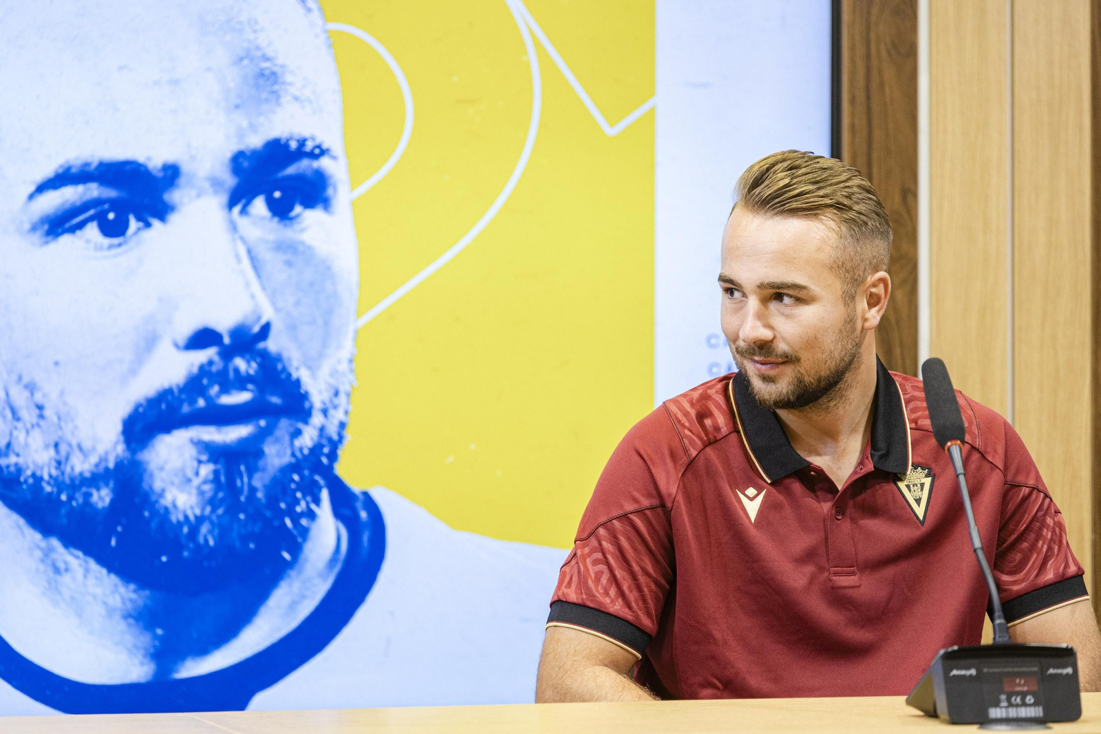 Las inusuales imágenes de la presentación de Ontiveros como nuevo jugador del Cádiz CF