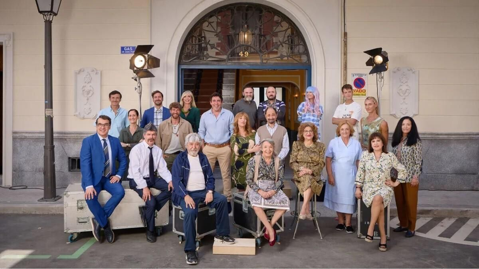 Foto de familia de la temporada 13 de 'La que se avecina', que deja atrás la etapa de Montepinar y llega al edificio céntrico de Contubernio 49. Foto de familia de la temporada 13 de 'La que se avecina', que deja atrás la etapa de Montepinar y llega al edificio céntrico de Contubernio 49.
