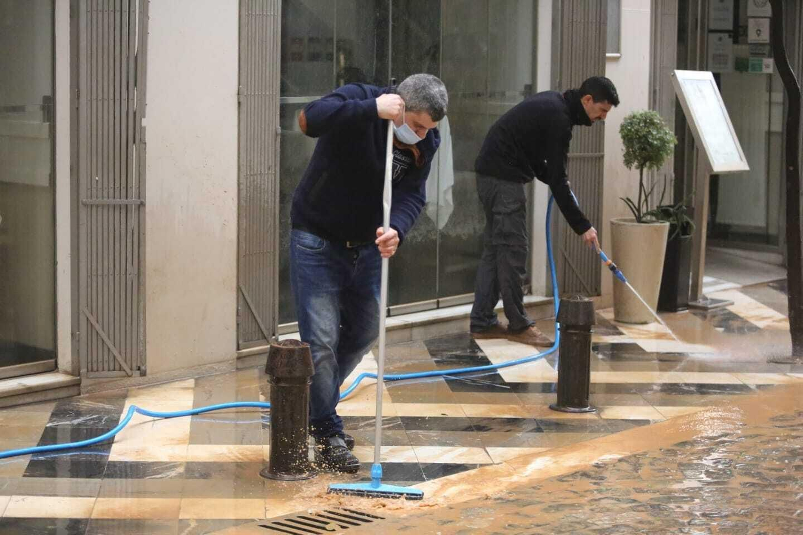 Tareas de limpieza por la lluvia de barro