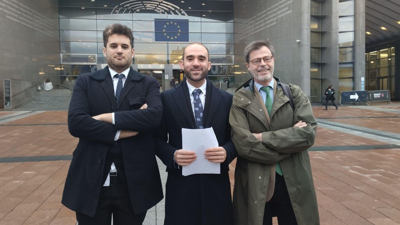 Víctor Aguilar, Alejandro Moreno y Enrique de Álava, de 'Sevilla Quiere Metro' cuando fueron a Bruselas para su intervención en la Comisión de Peticiones del Parlamento Europeo.