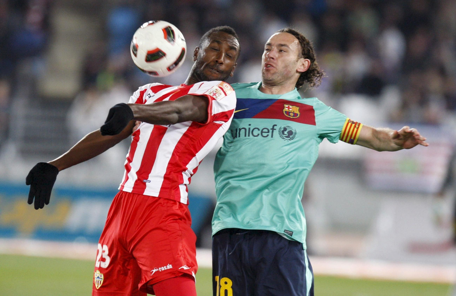 Goitom controla un balón ante Gabi Milito en el duelo de vuelta de las semifinales coperas de 2011