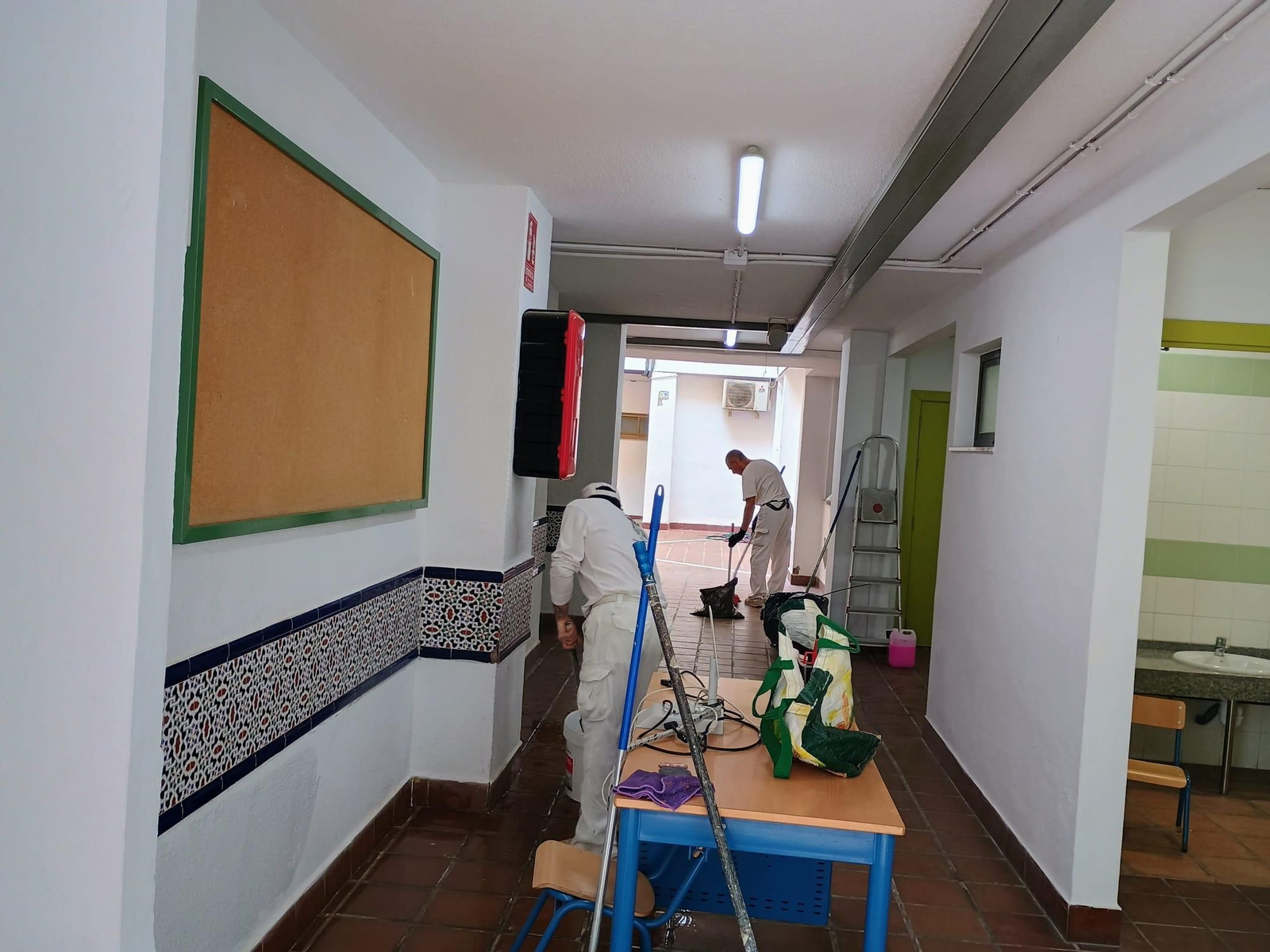 Dos trabadores ultimando trabajos en uno de los colegios