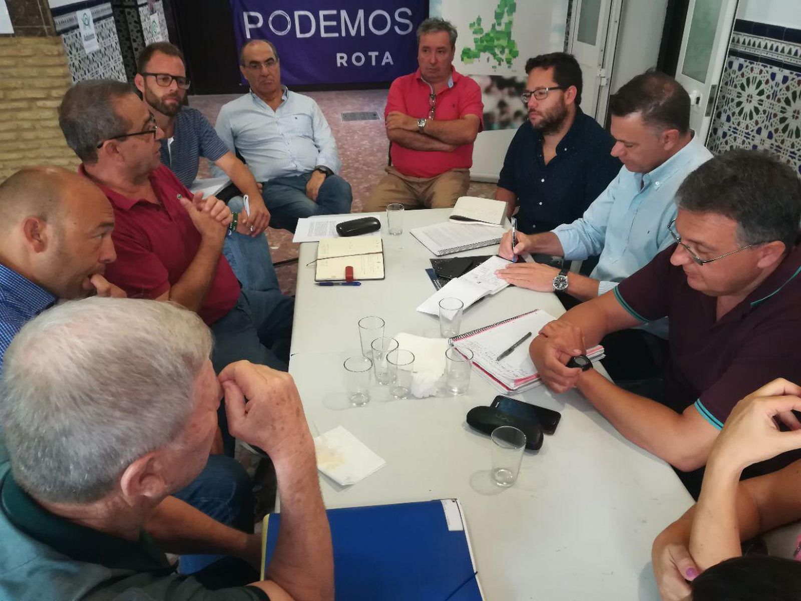 Imagen de la reunión de representantes de Podemos con representantes de los trabajadores de la Base de Rota.