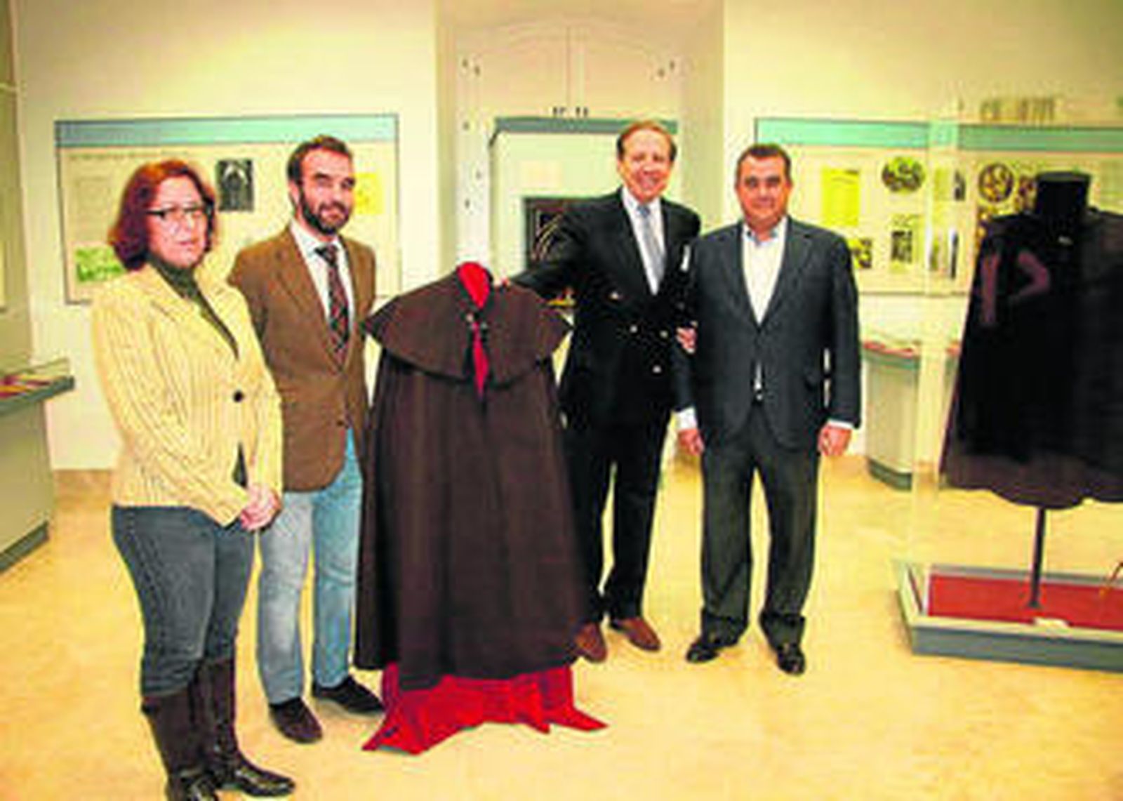 Arturo Cardelús, ayer en la Fundación Muñoz Seca  con la capa donada.