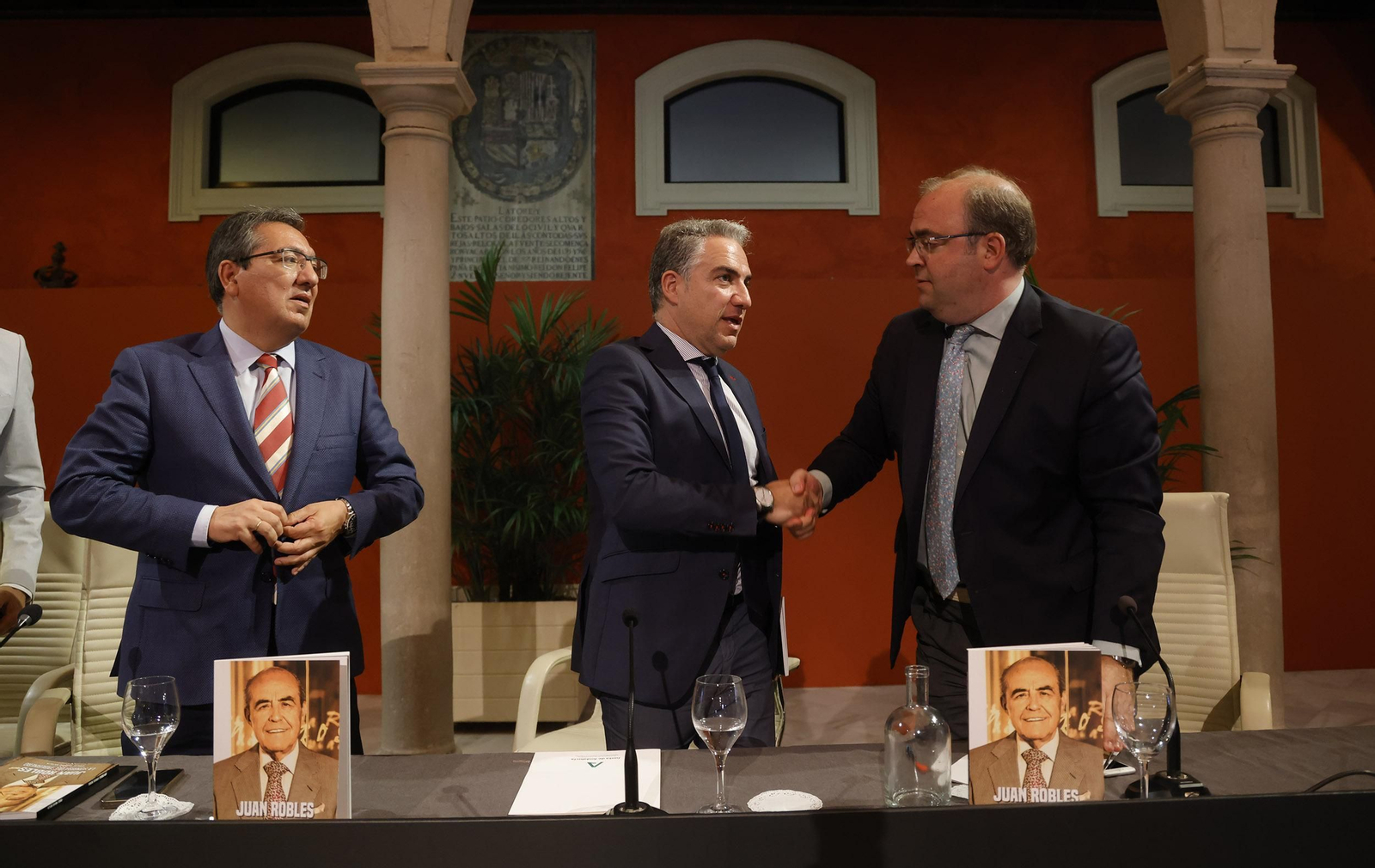 Presentación del libro  'Juan Robles, la sonrisa del tabernero' de Carlos Navarro, todas las imágenes