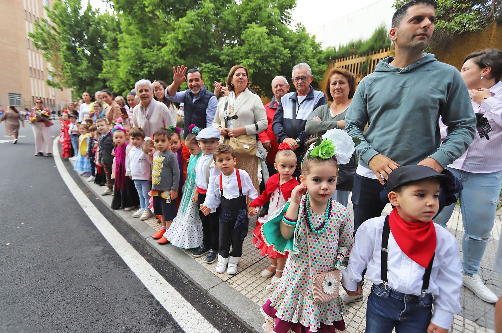 El Rocío 2023: Imágenes de la Hermandad de Emigrantes en su salida de Huelva