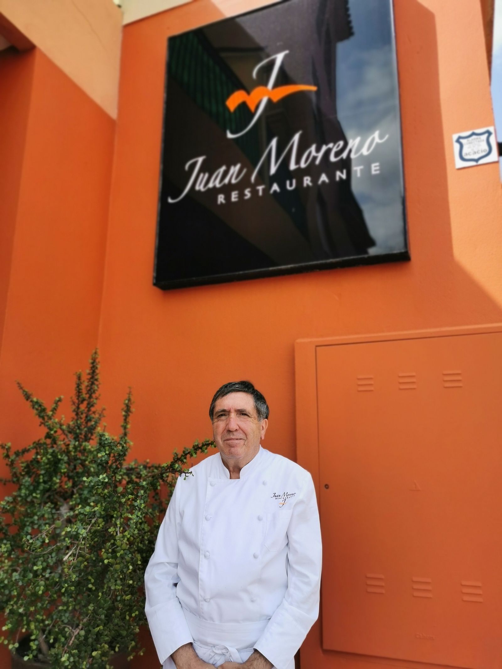 Juan Moreno en la puerta de su restaurante.