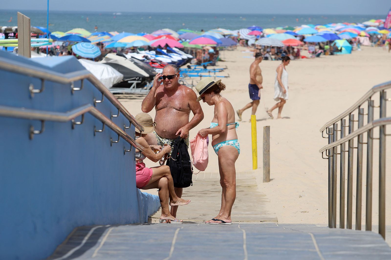 Imágenes del caluroso fin de semana en las playas de Huelva