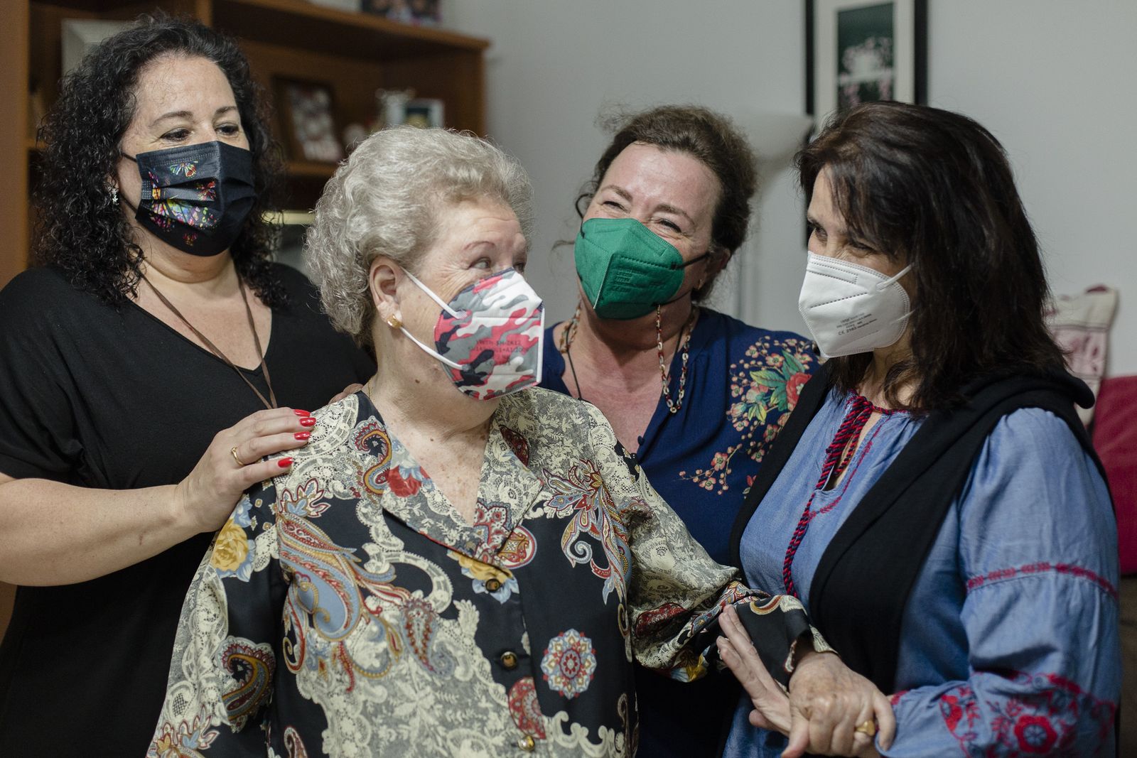 Ramona Segura, en su domicilio, junto a parte del equipo de Cuidarse para ganar en salud, un programa de la concejalía de Asuntos Sociales.