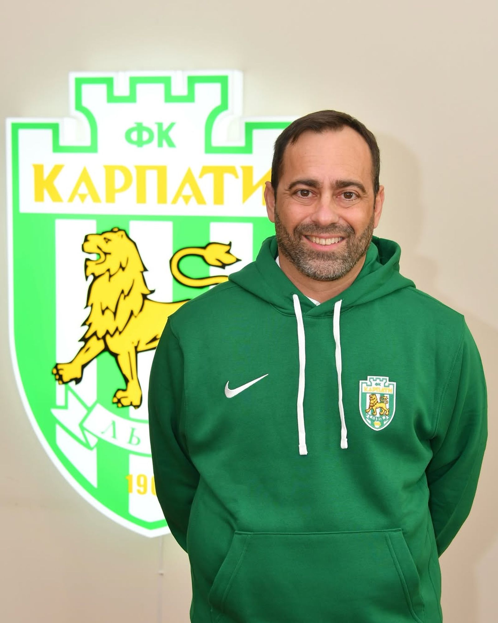 Fran Fernández ya luce el escudo del Karpaty