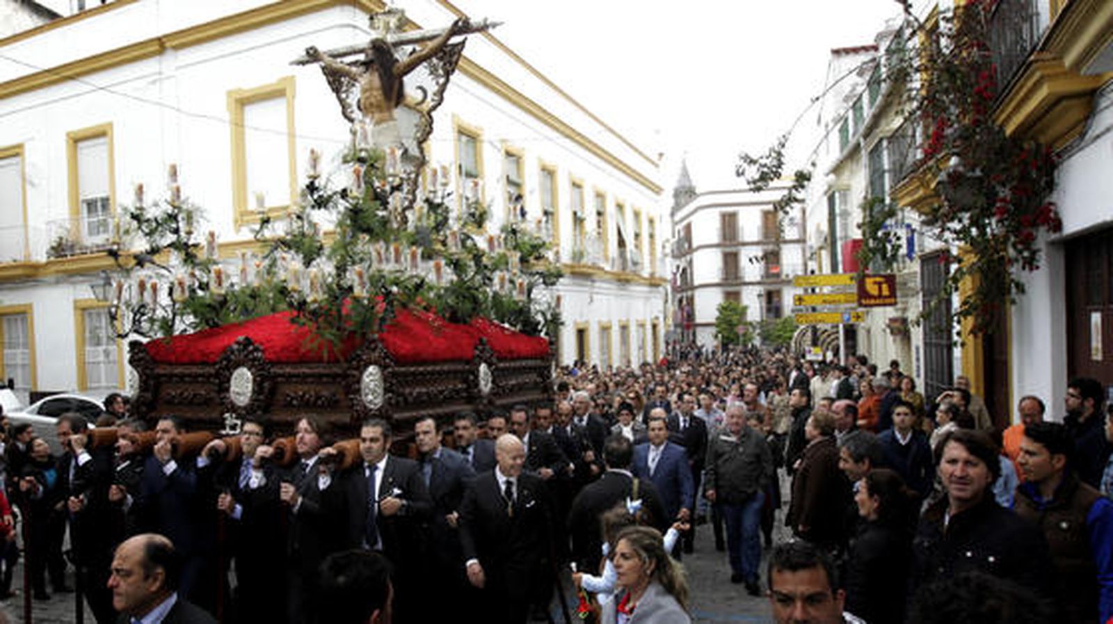 El Cristo de la Expiración rodeado de una multitud

Foto: Miguel Angel Gonzalez