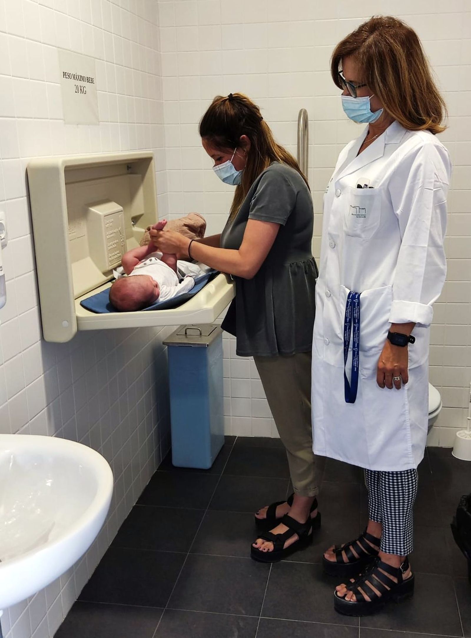 Cambiador de pañales habilitado en aseos femeninos y en sala de lactancia.
