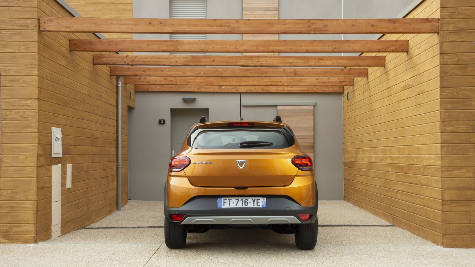 La altura libre respecto al suelo extra se debe, fundamentalmente, al cambio de neumáticos respecto a la berlina.