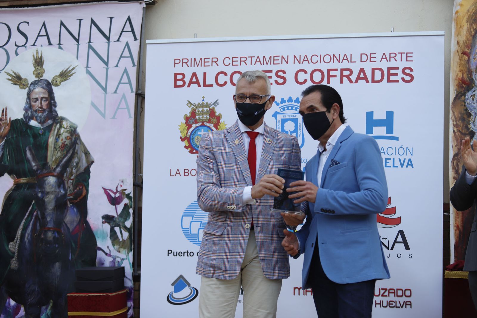 Entrega de los premios del certamen de arte 'Balcones Cofrades' y el concurso escolar de pasos y carteles de Semana Santa 'Ciudad de Huelva'