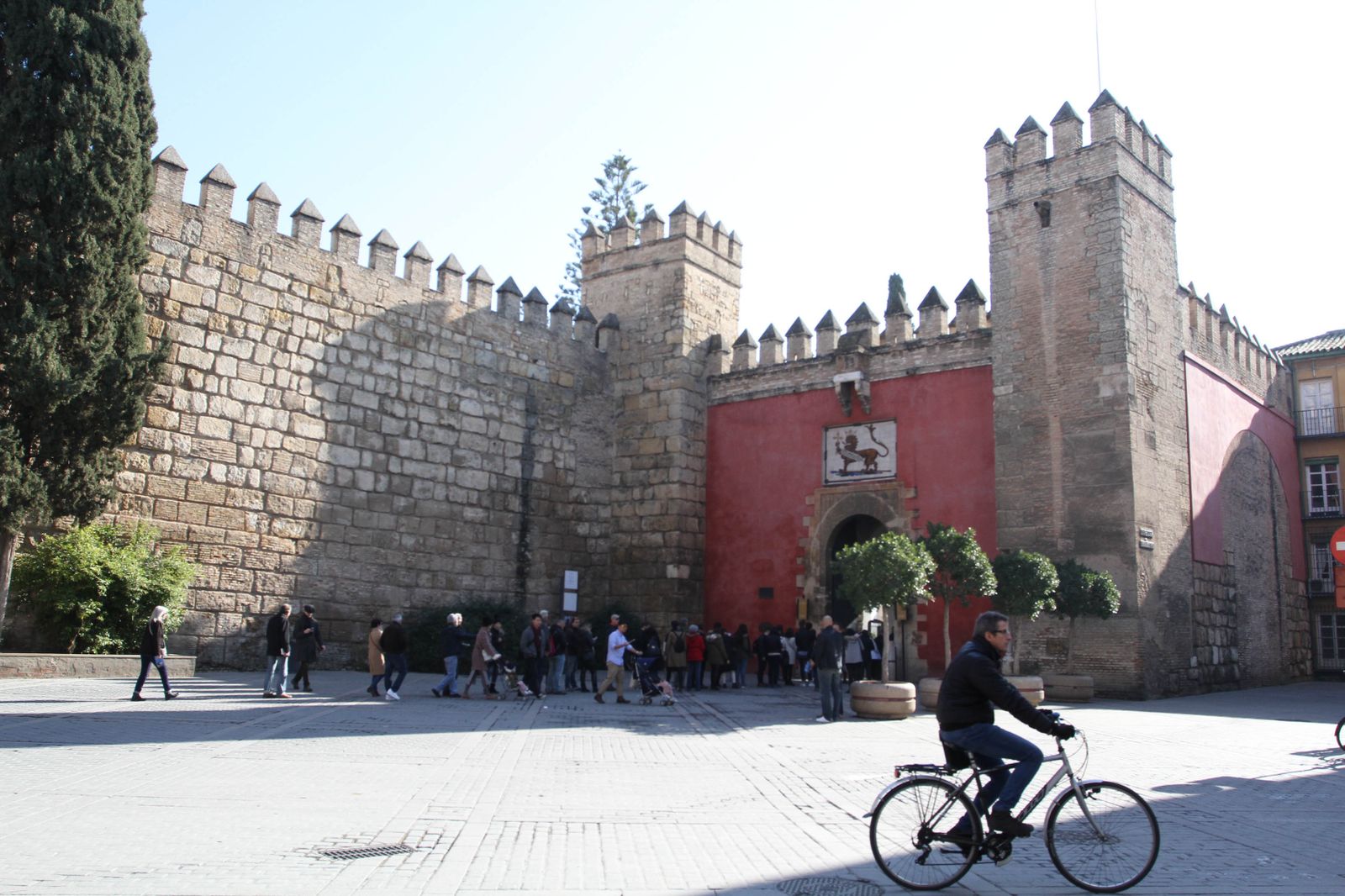 La Puerta del León por la que se accede al Real Alcázar, donde se casó Carlos V con Isabel de Portugal.