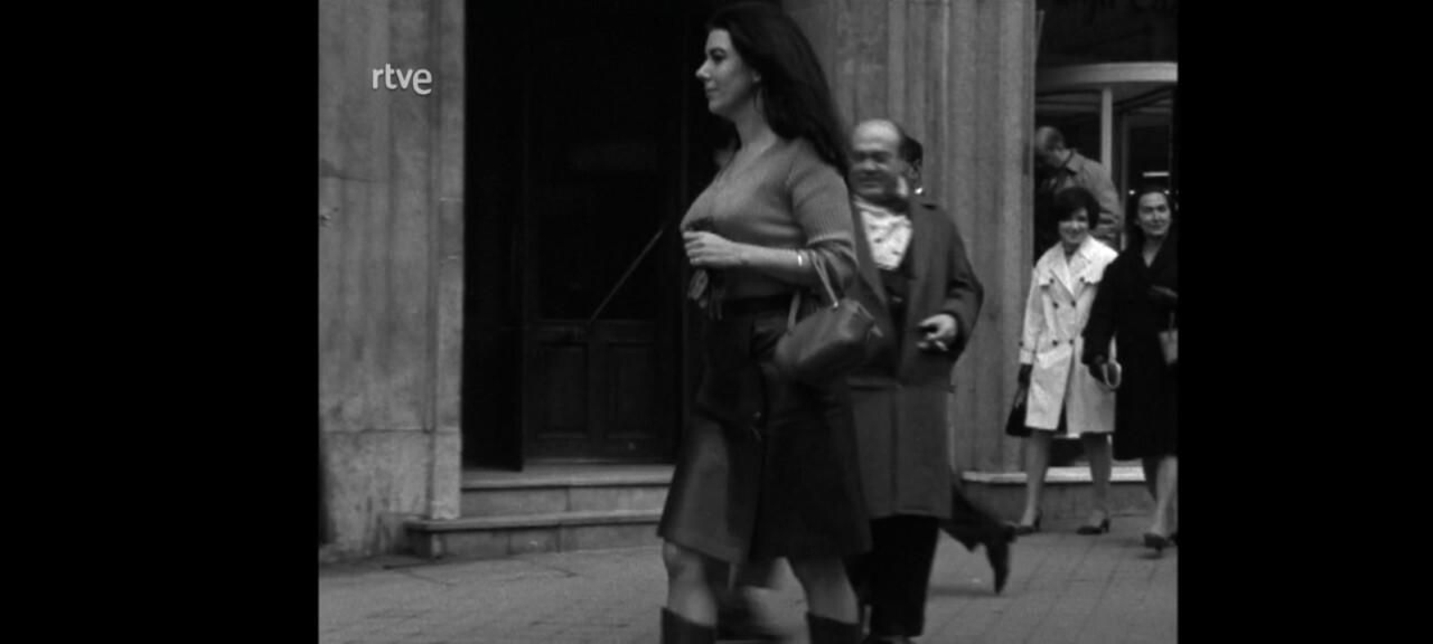 La modelo Luz Galas es acosada en la Gran Vía en el programa 'Luz verde', de 1968