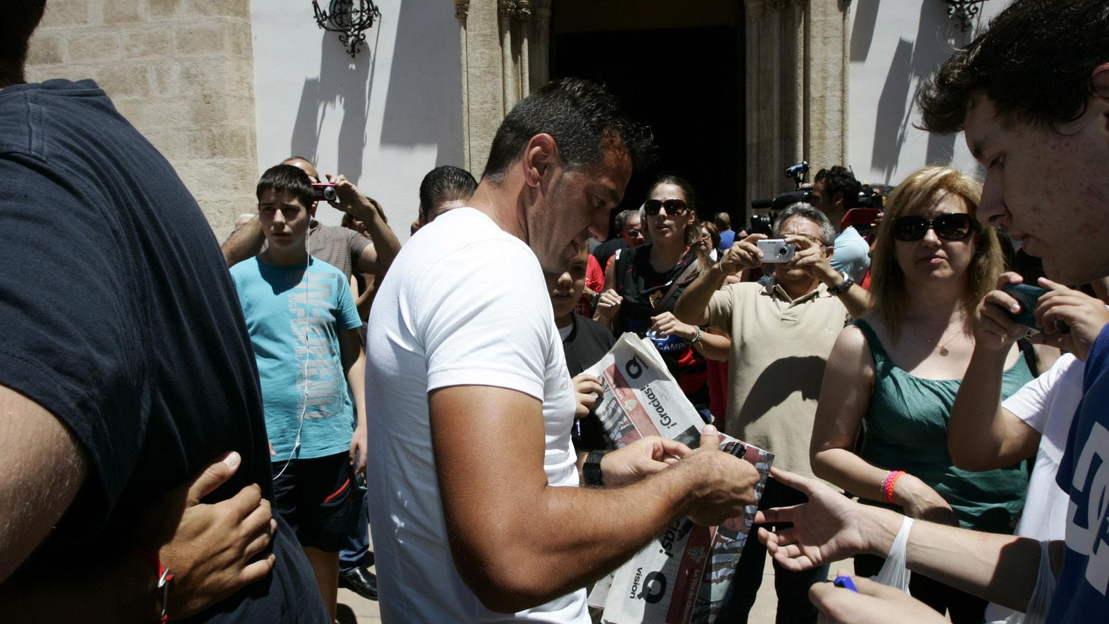 Esteban firmando autógrafos en la celebración del ascenso del curso 2012-2013