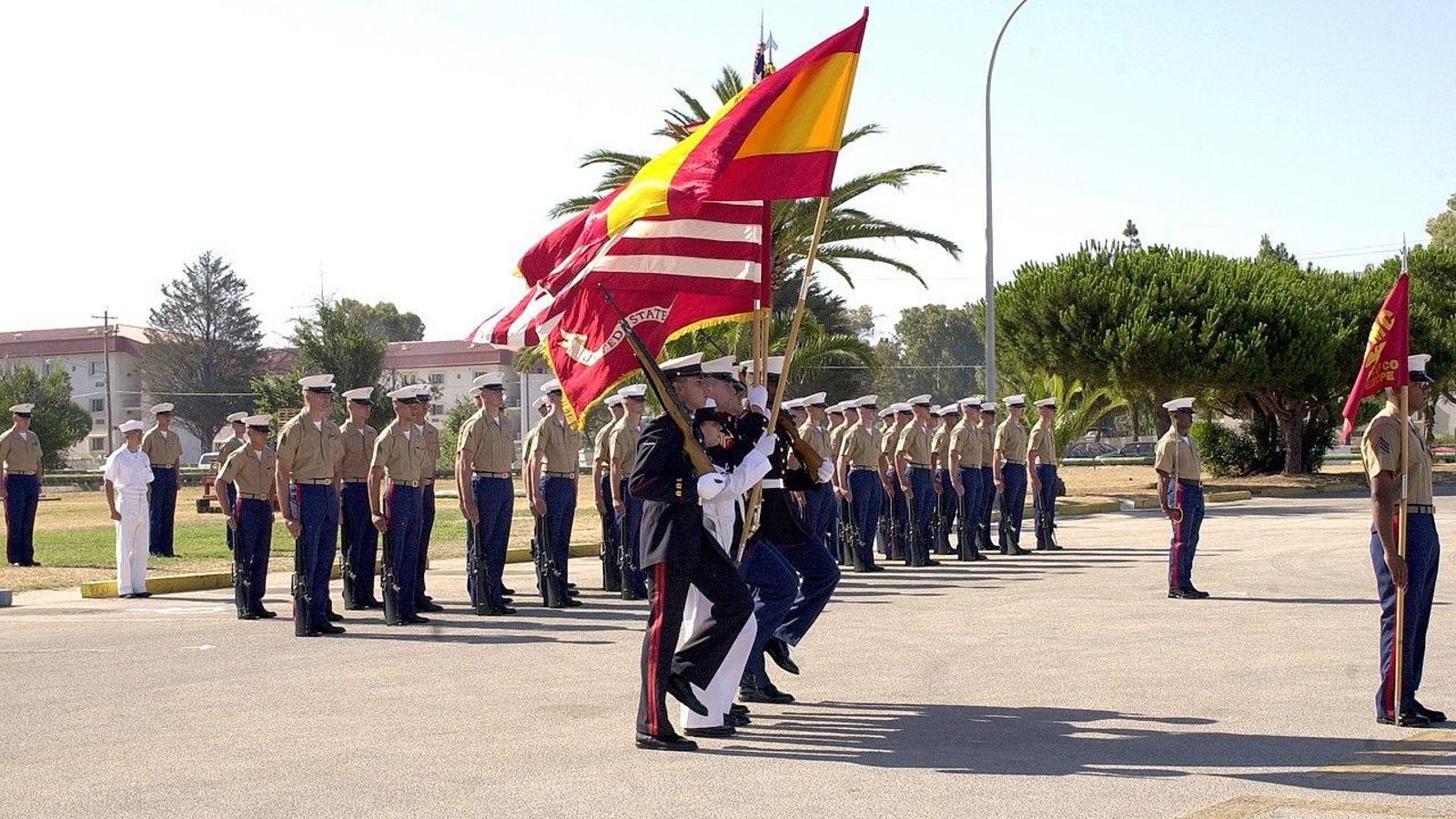 La Guardia de Color conjunta de Estados Unidos y España a bordo de la Estación Naval de Rota, en el 2002. La Guardia de Color conjunta de Estados Unidos y España a bordo de la Estación Naval de Rota, en el 2002.