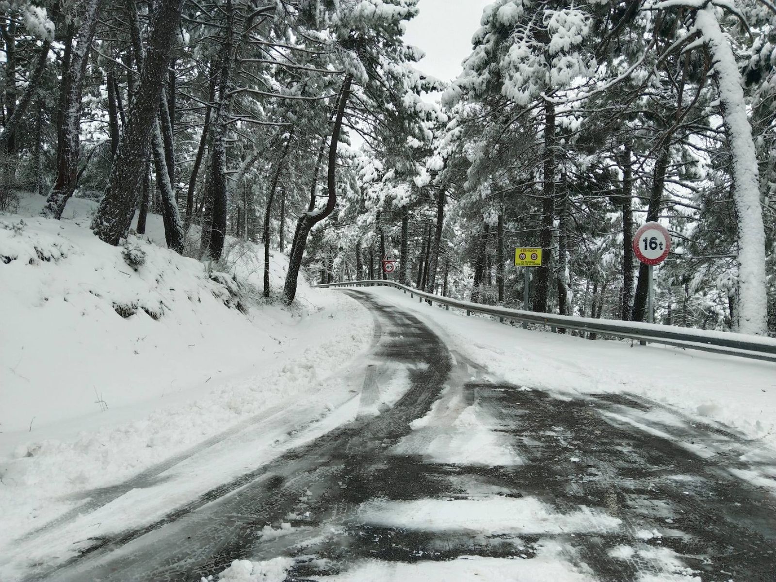 Postales de invierno: la nieve cubre Segura de la Sierra, el pueblo con el castillo más alto de Jaén, en imágenes