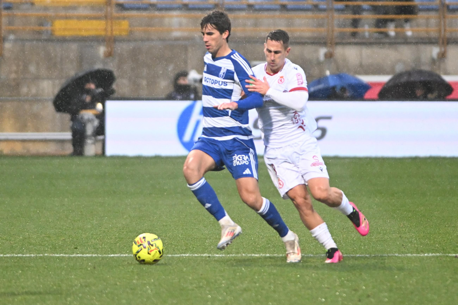Manu Lama corta el balón en el partido ante la Cultural Leonesa