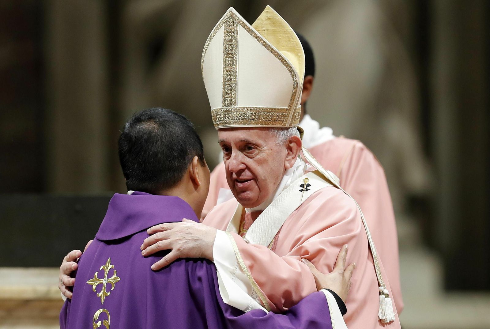 El papa Francisco durante una misa Misa por la comunidad de Filipinas en la Basílica de San Pedro el domingo.