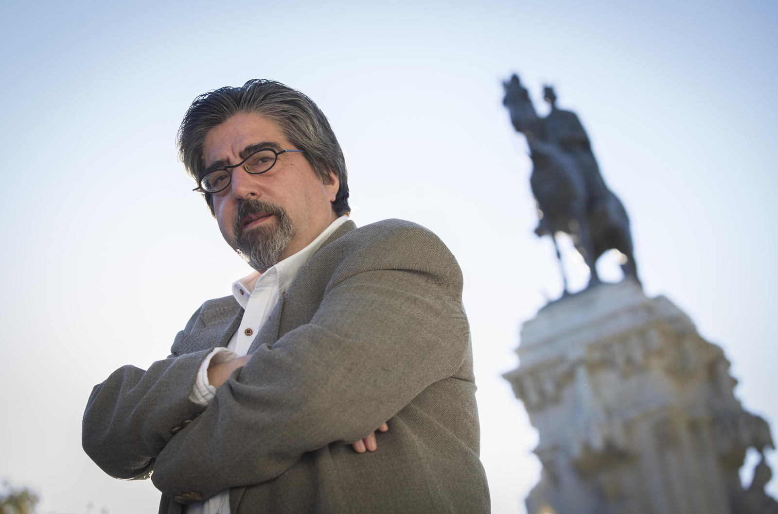 Luis García Jambrina, fotografiado en Sevilla, donde presentó 'La Corte de los engaños'.
