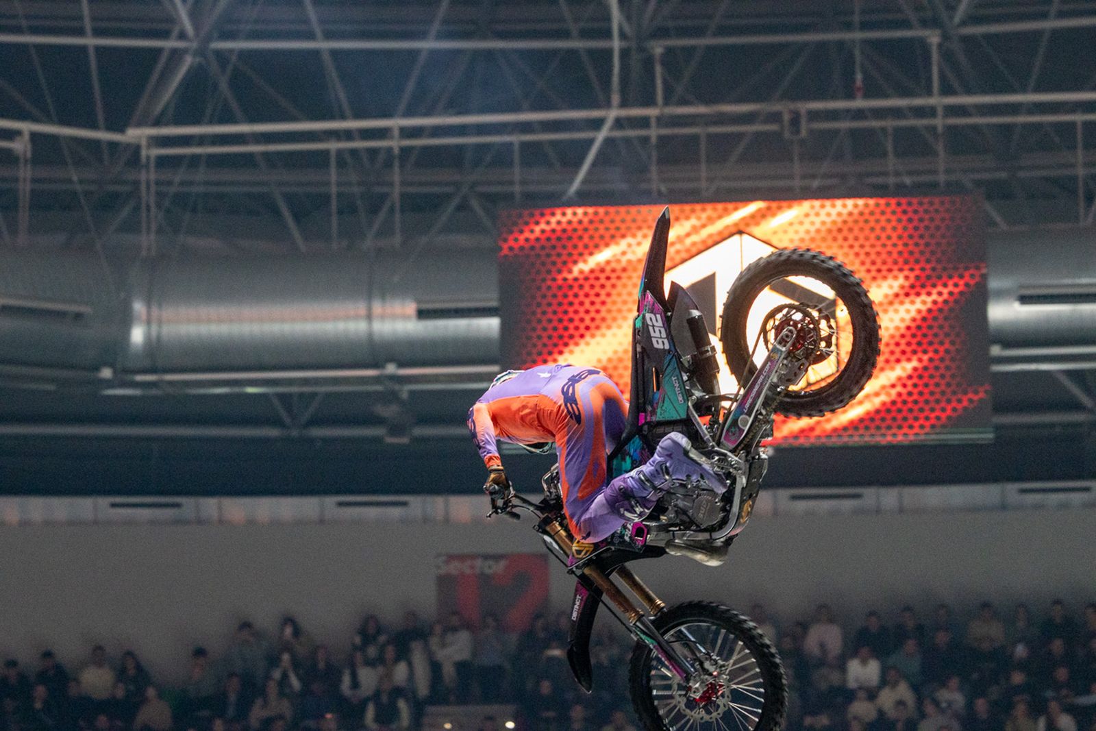 En imágenes: el Olivo Arena vibra con piruetas y motor en estado puro en el Soloflow Freestyle (1)