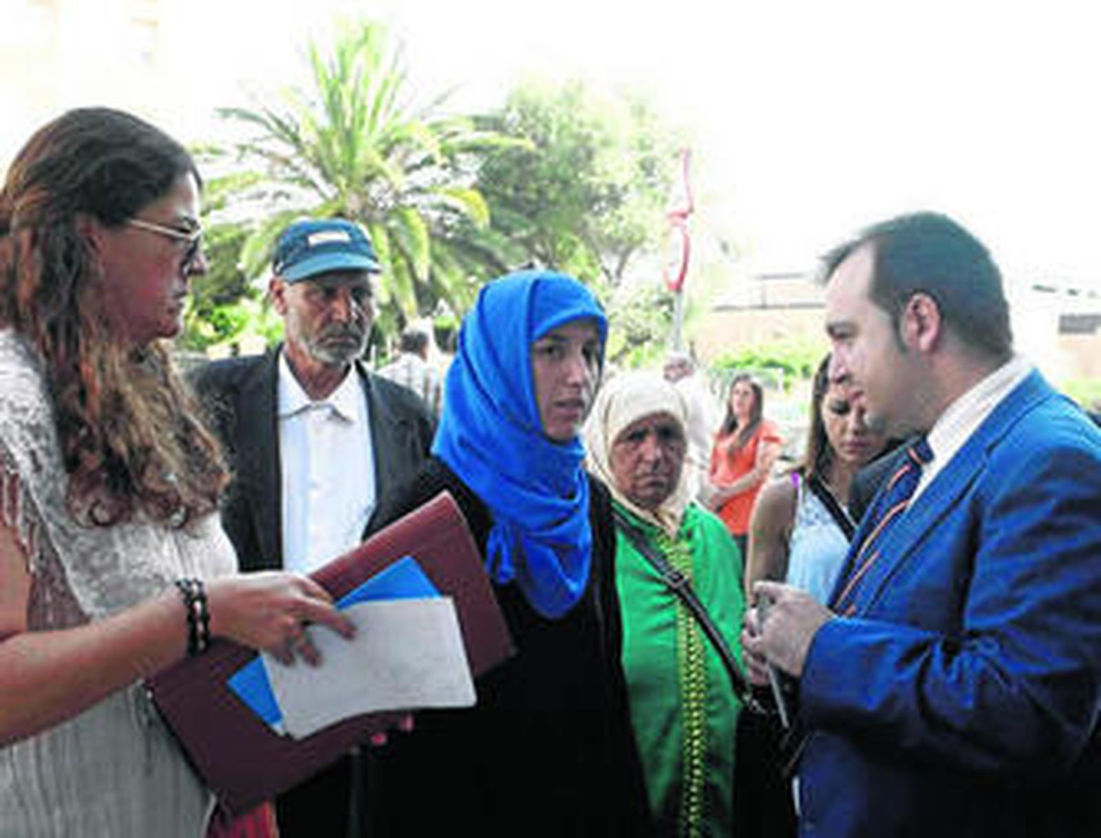 Isaac Soler (derecha) conversa con su excliente, Hafida el Ouahabi, el pasado miércoles 26 de junio.