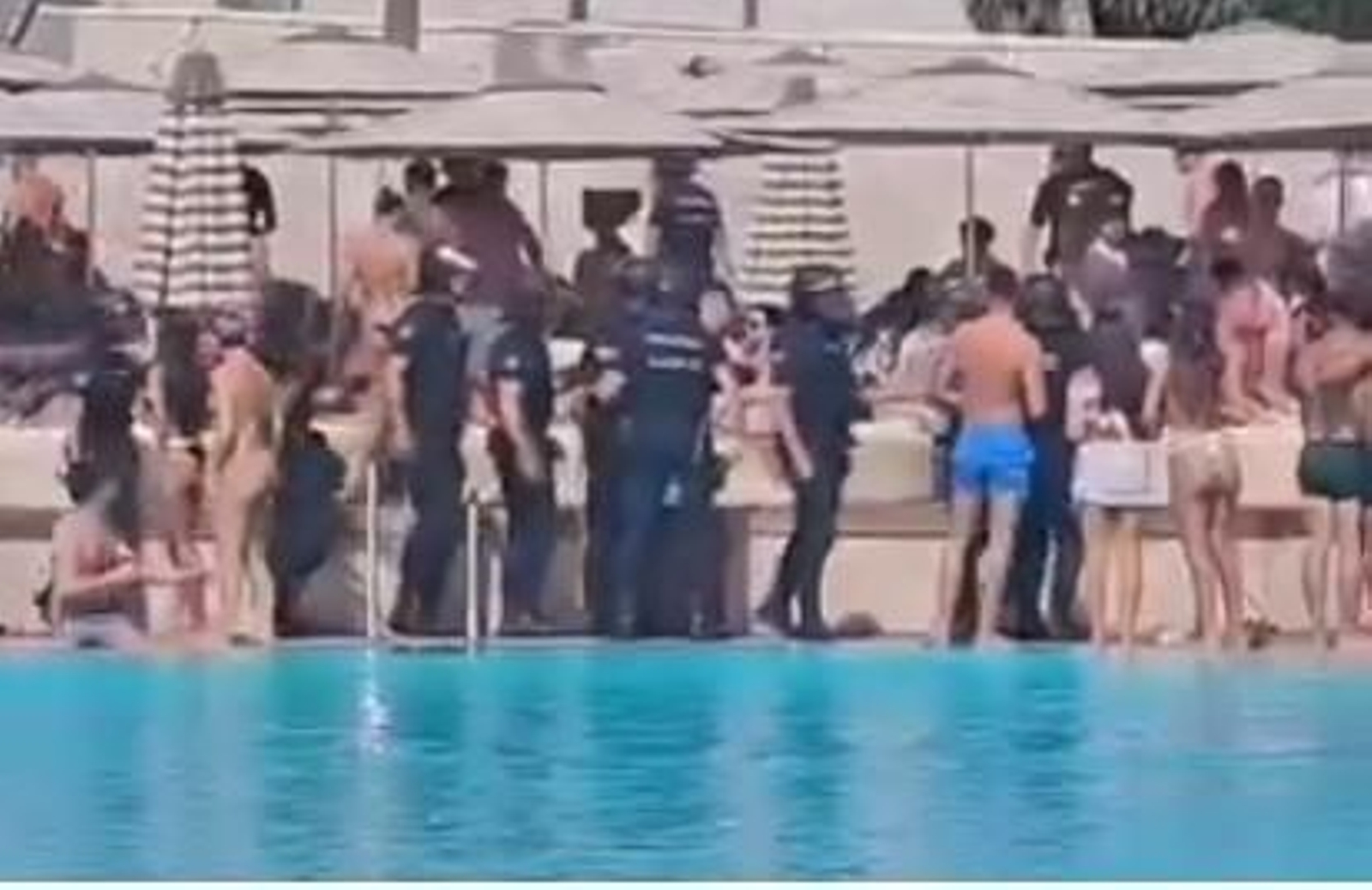 Varios agentes junto a la piscina del club. Varios agentes junto a la piscina del club.