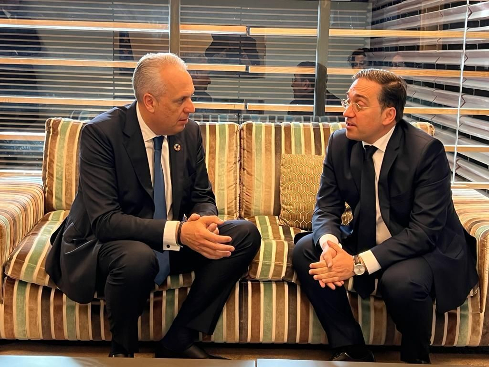 Ruiz Boix charla  con el ministro Albares.