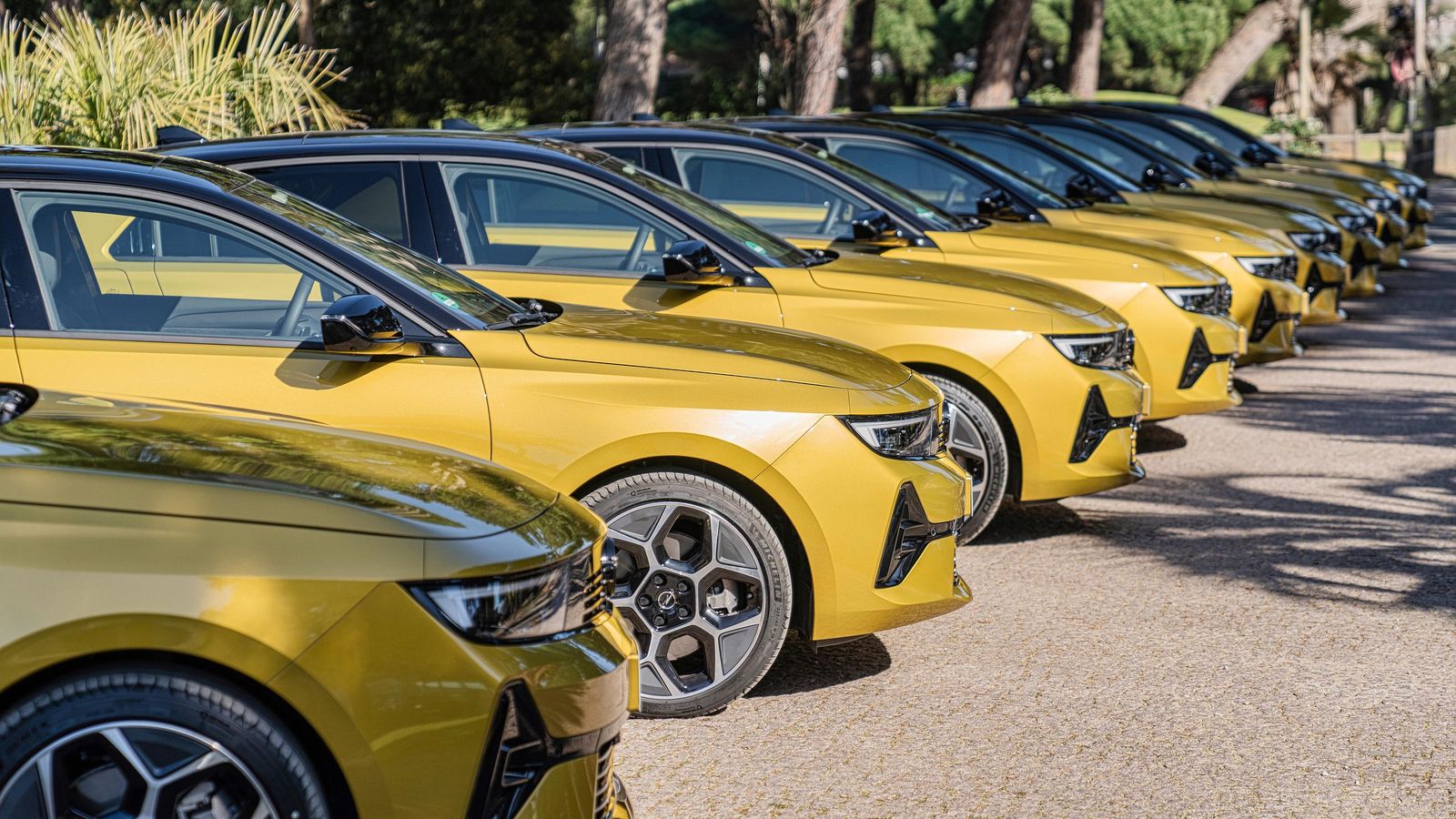 Los acabados Elegance, GS-Line y Ultimate están disponibles para todos los motores de 130 o más caballos; si bien el último sólo se asocia a versiones automáticas en el caso de los de combustión no hibridados..