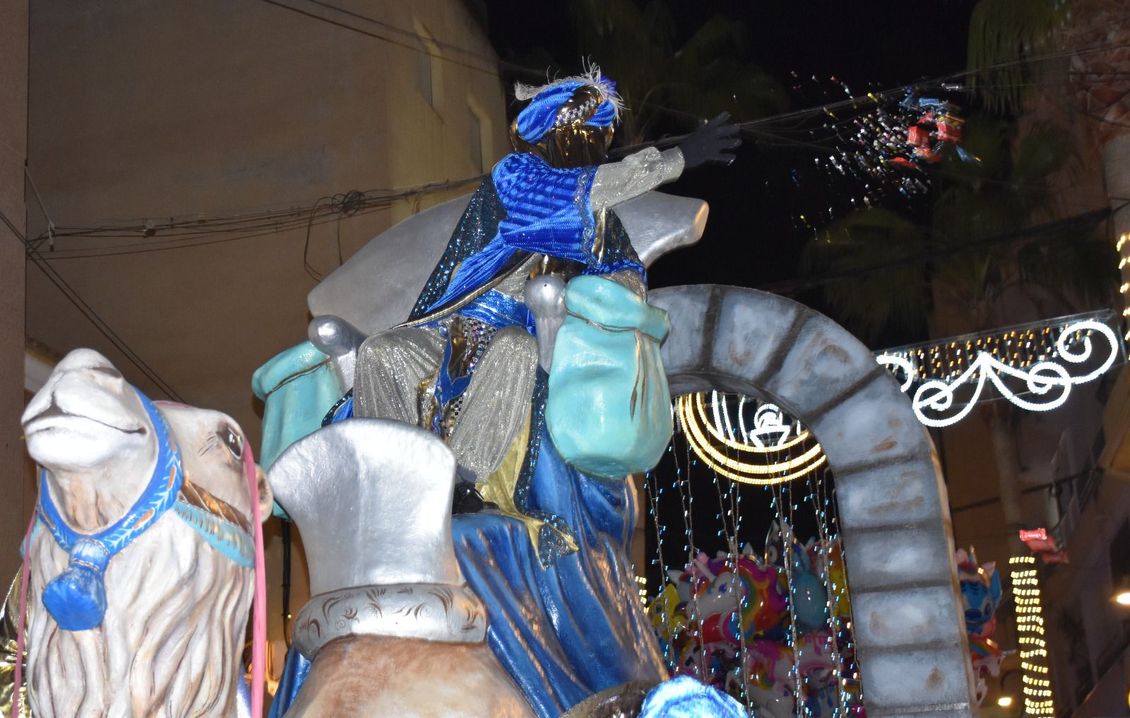Macael desborda ilusión en la visita de los Reyes Magos: la cabalgata, en imágenes