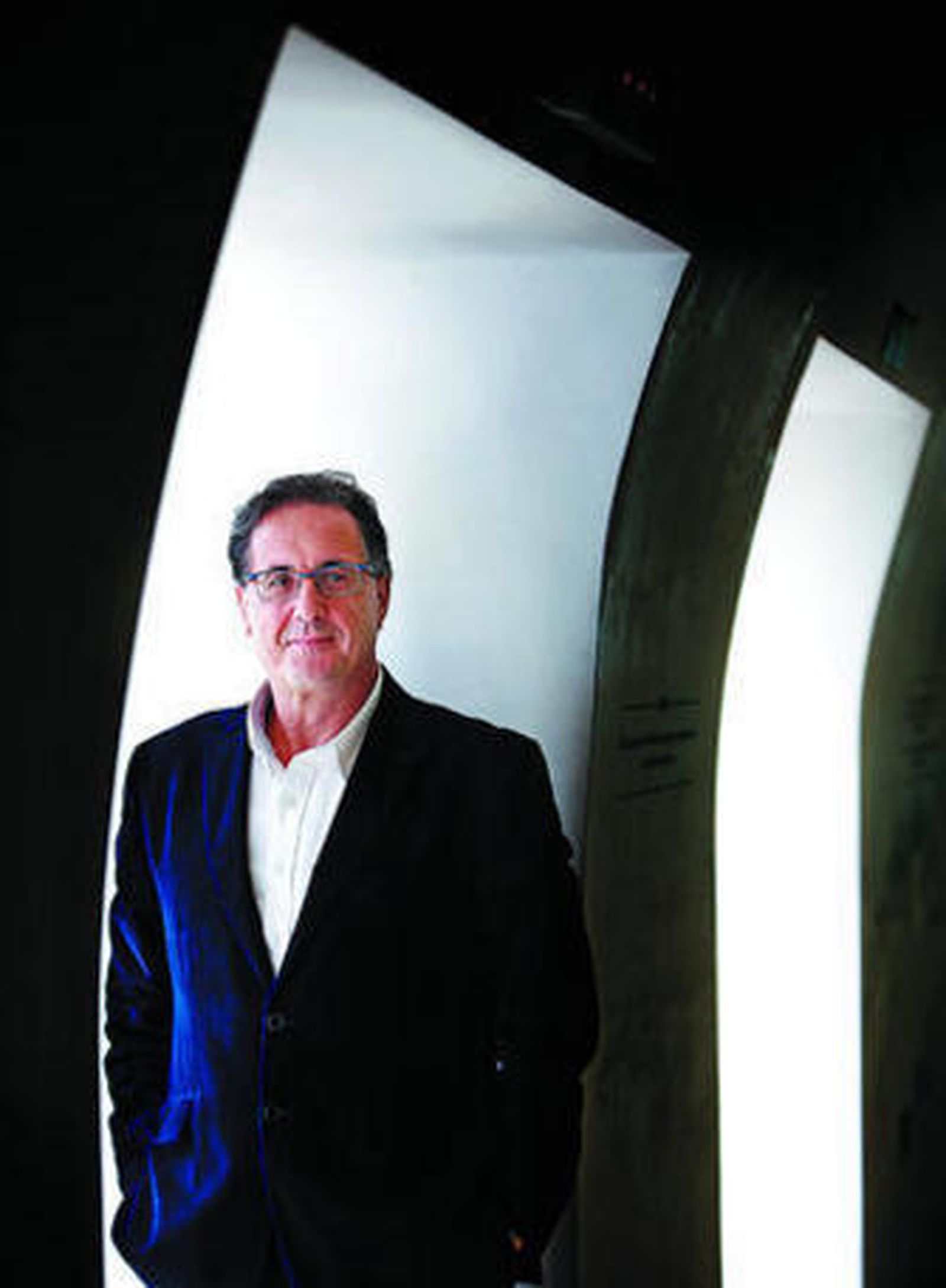 Eduardo Bablé Cabello posa en el Museo del Títere.