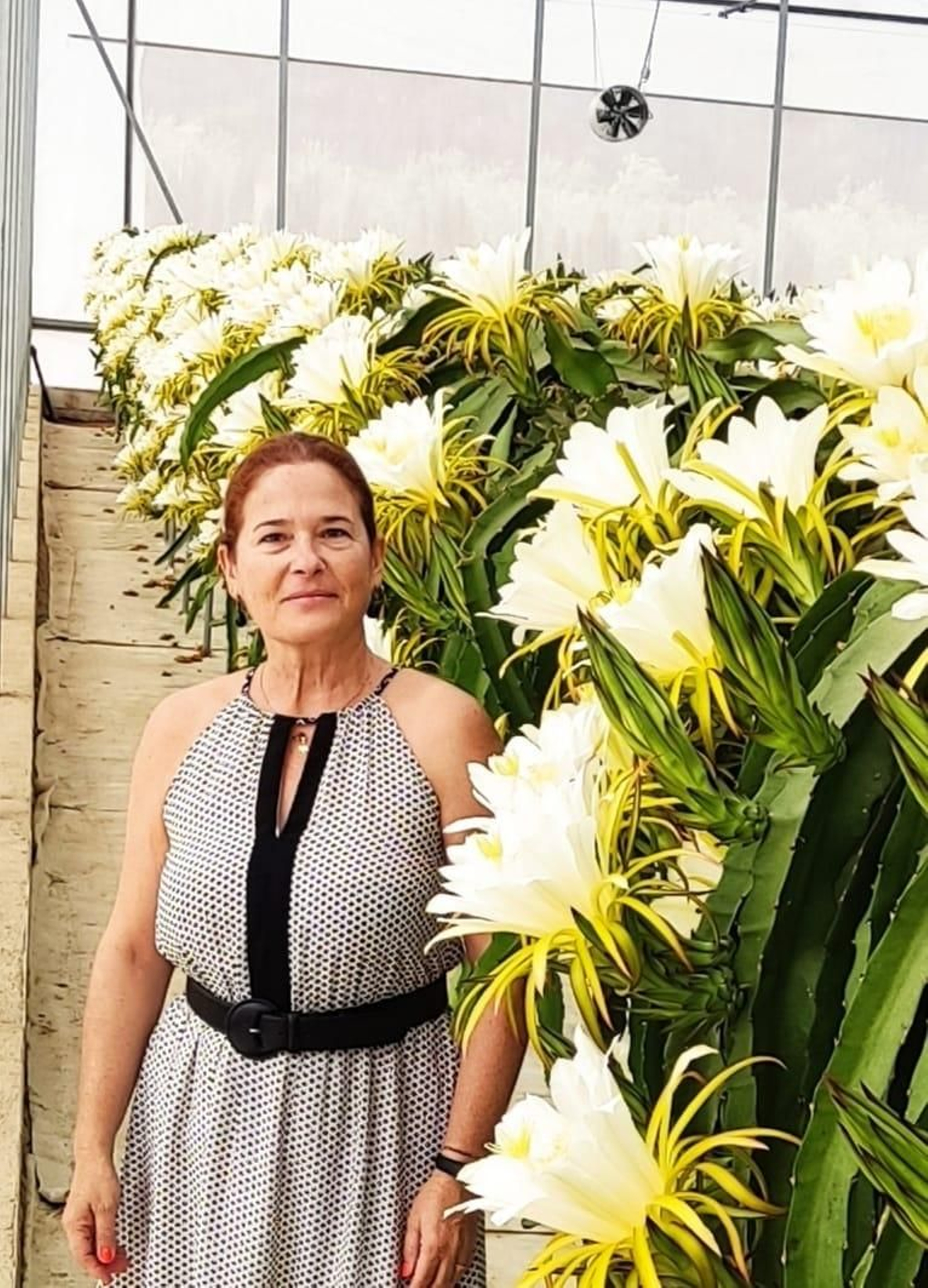 Ana Pérez junto a una floración de pitaya
