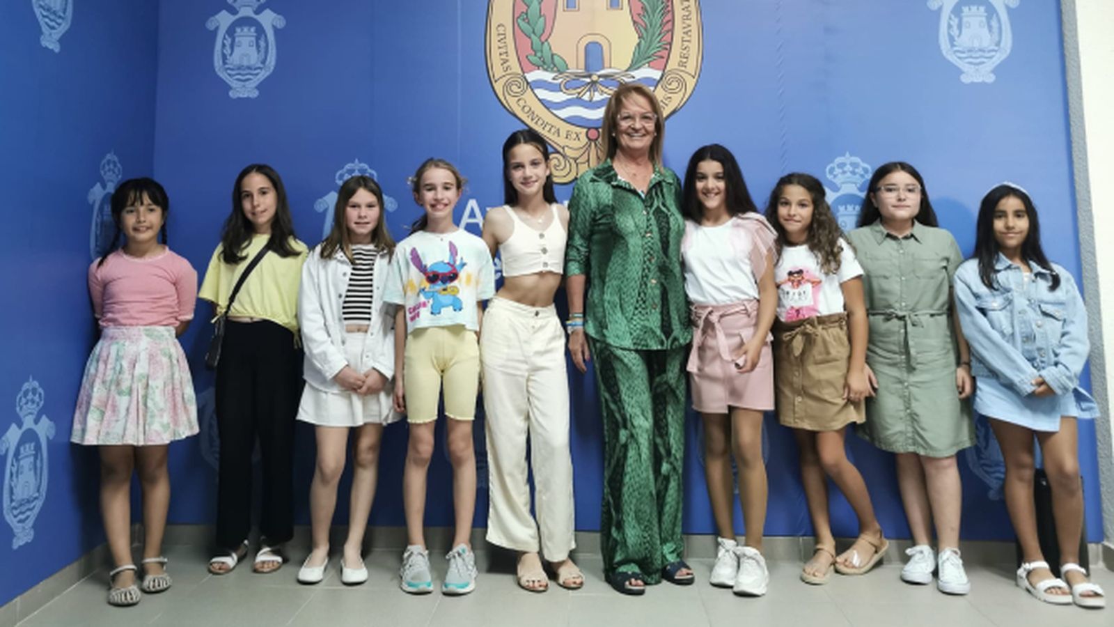 Valentina Rodríguez Martín, a la derecha de la concejal de Fiestas, Juana Cid.