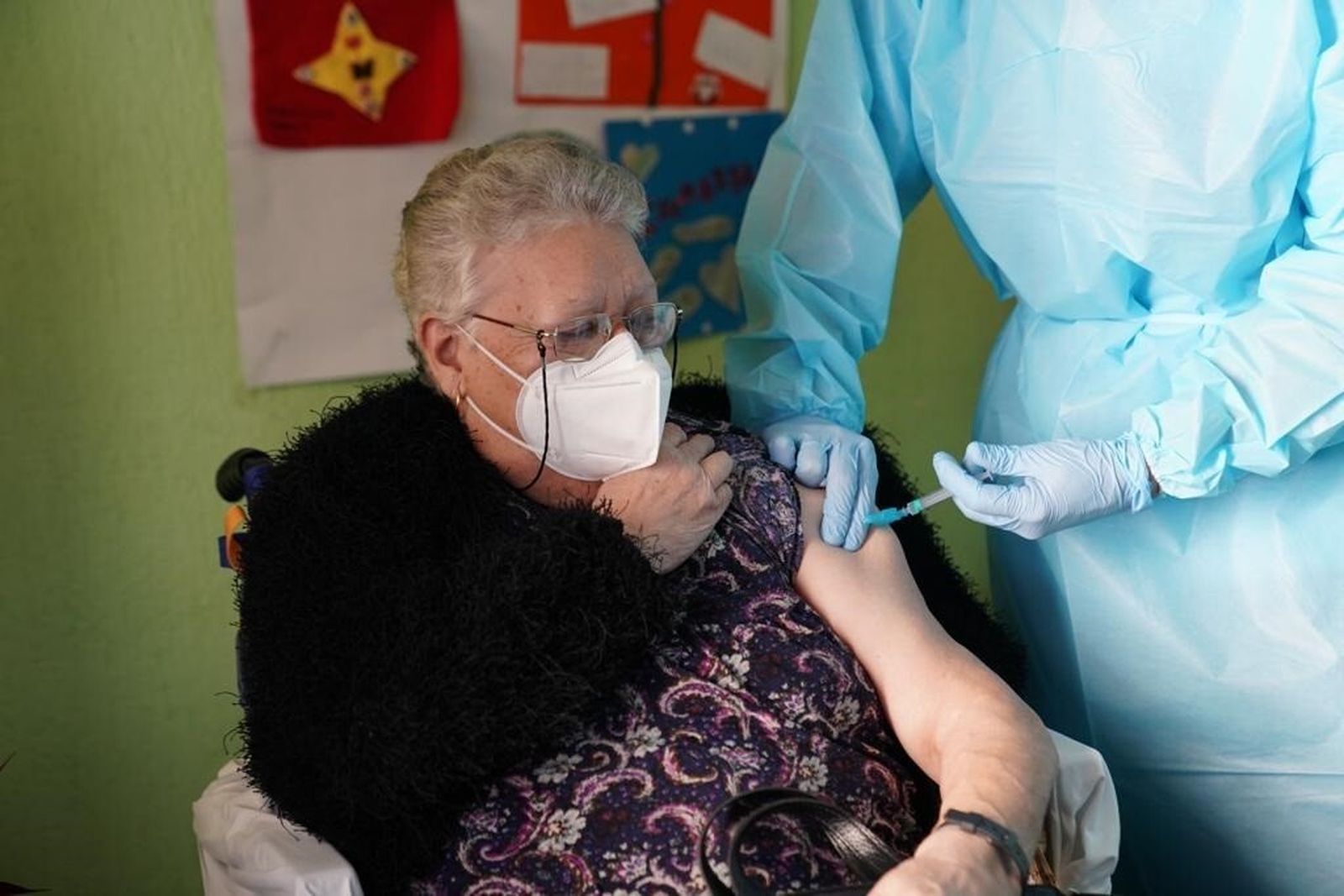 Isabel, primera vacunada en Sevilla contra el coronavirus, en el centro de mayores Heliópolis