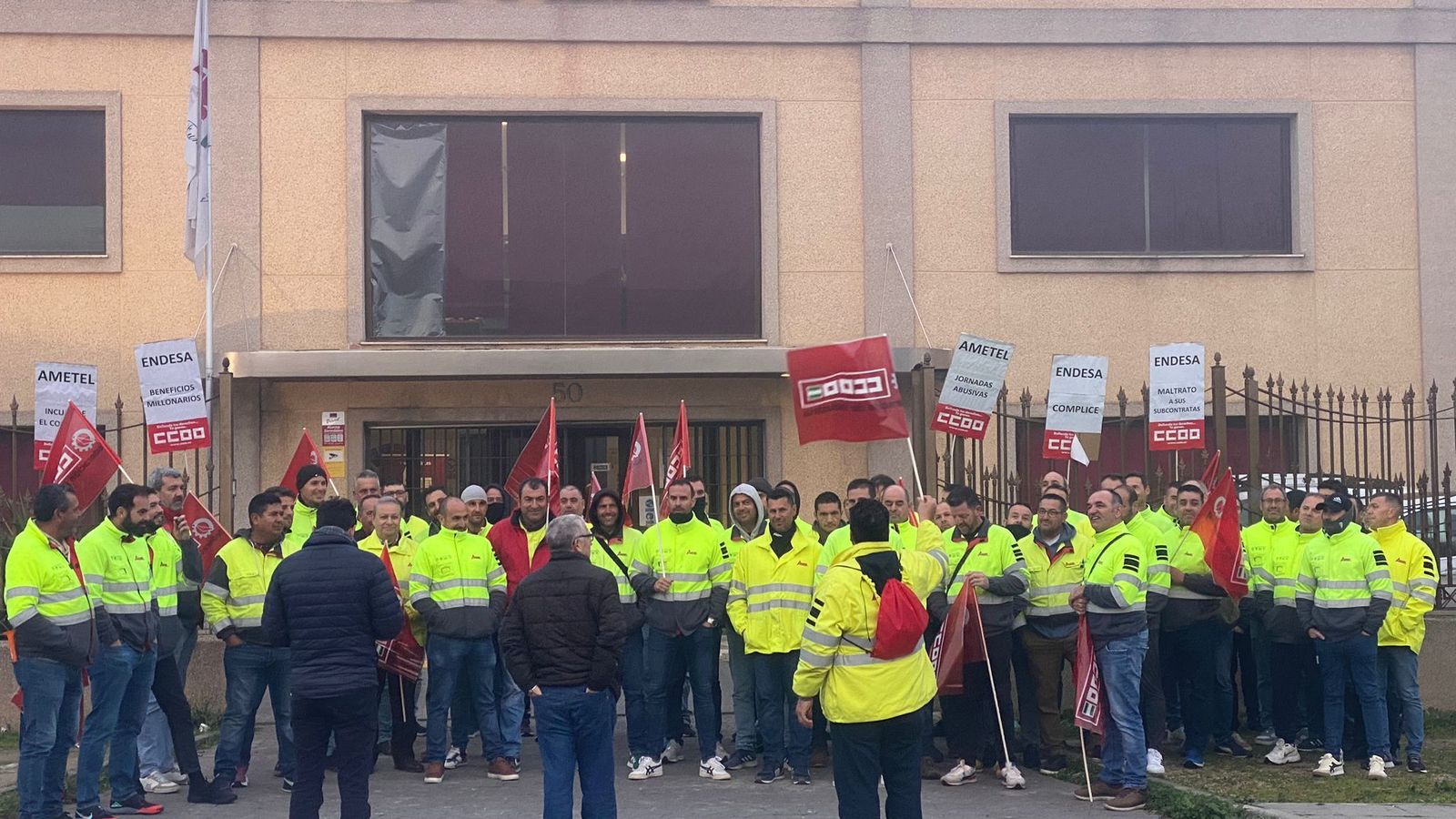 Protesta a las puertas de la nave de Ametel en Jerez.