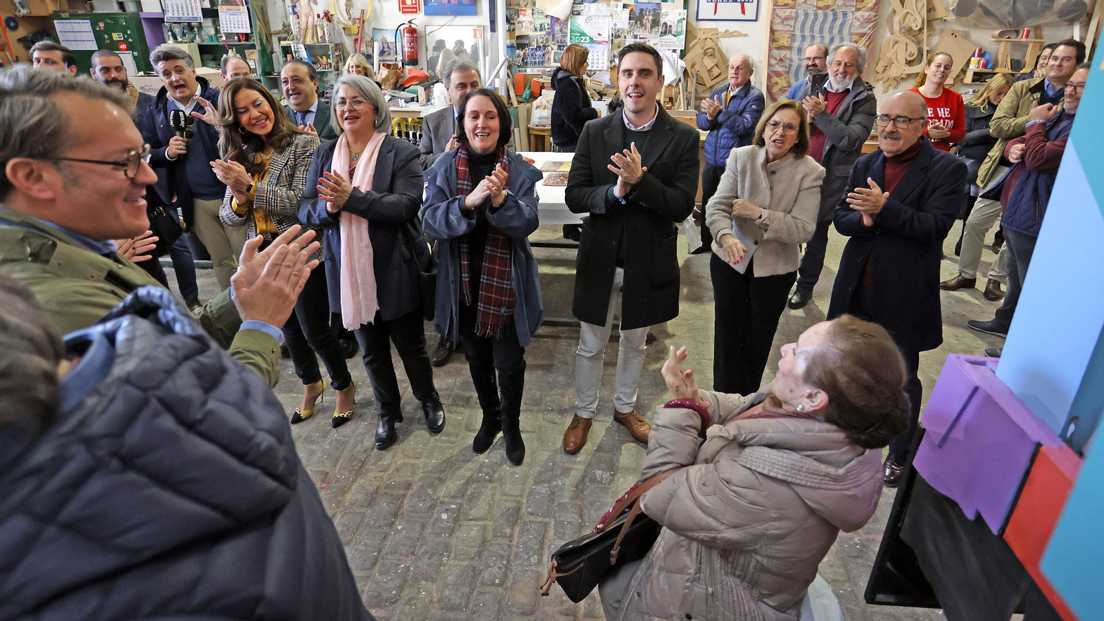 Los Reyes Magos visitan sus carrozas en el taller de Fiestas de Jerez
