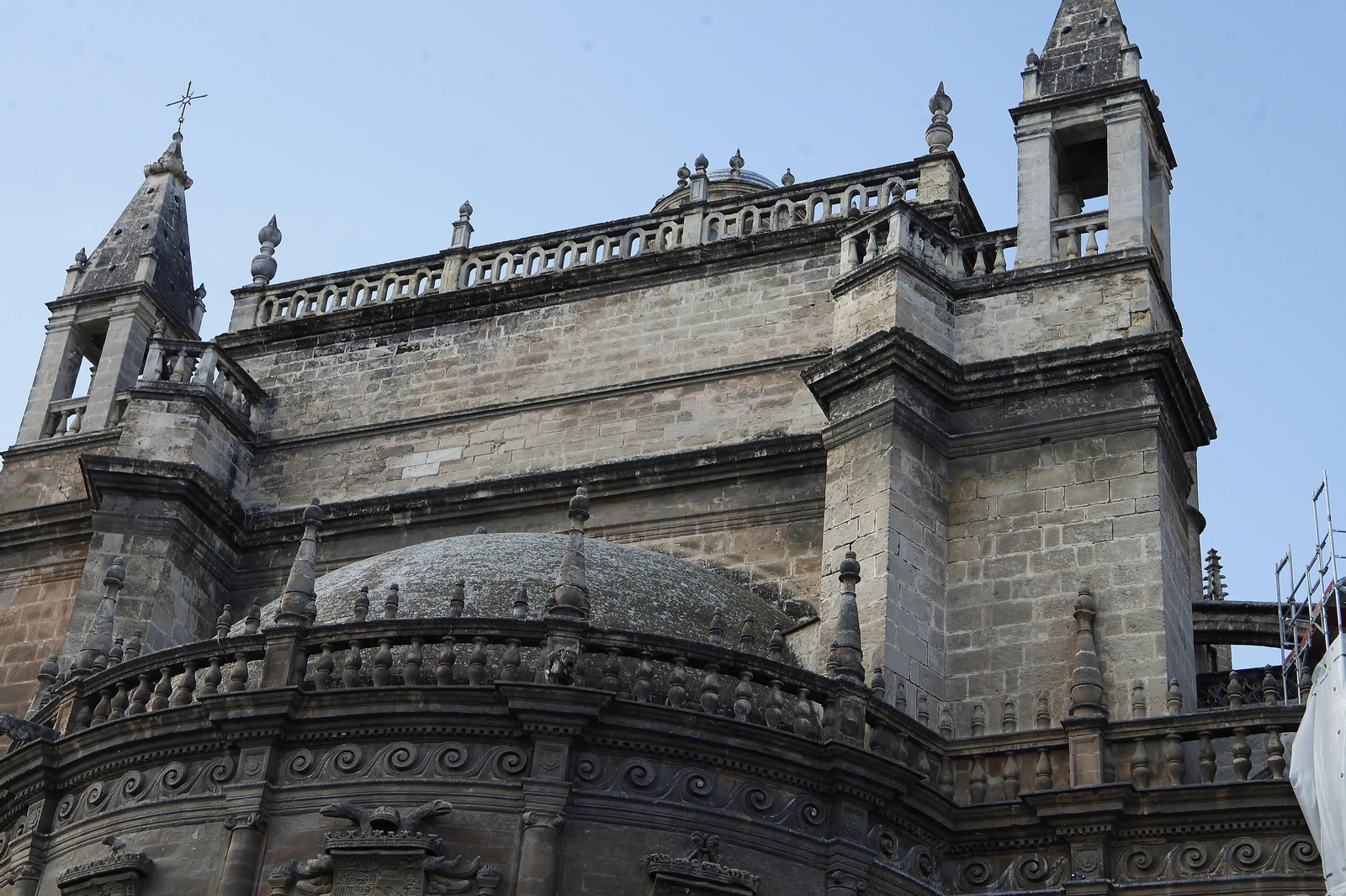 La limpieza  de la Capilla Real de la Catedral, en imágenes