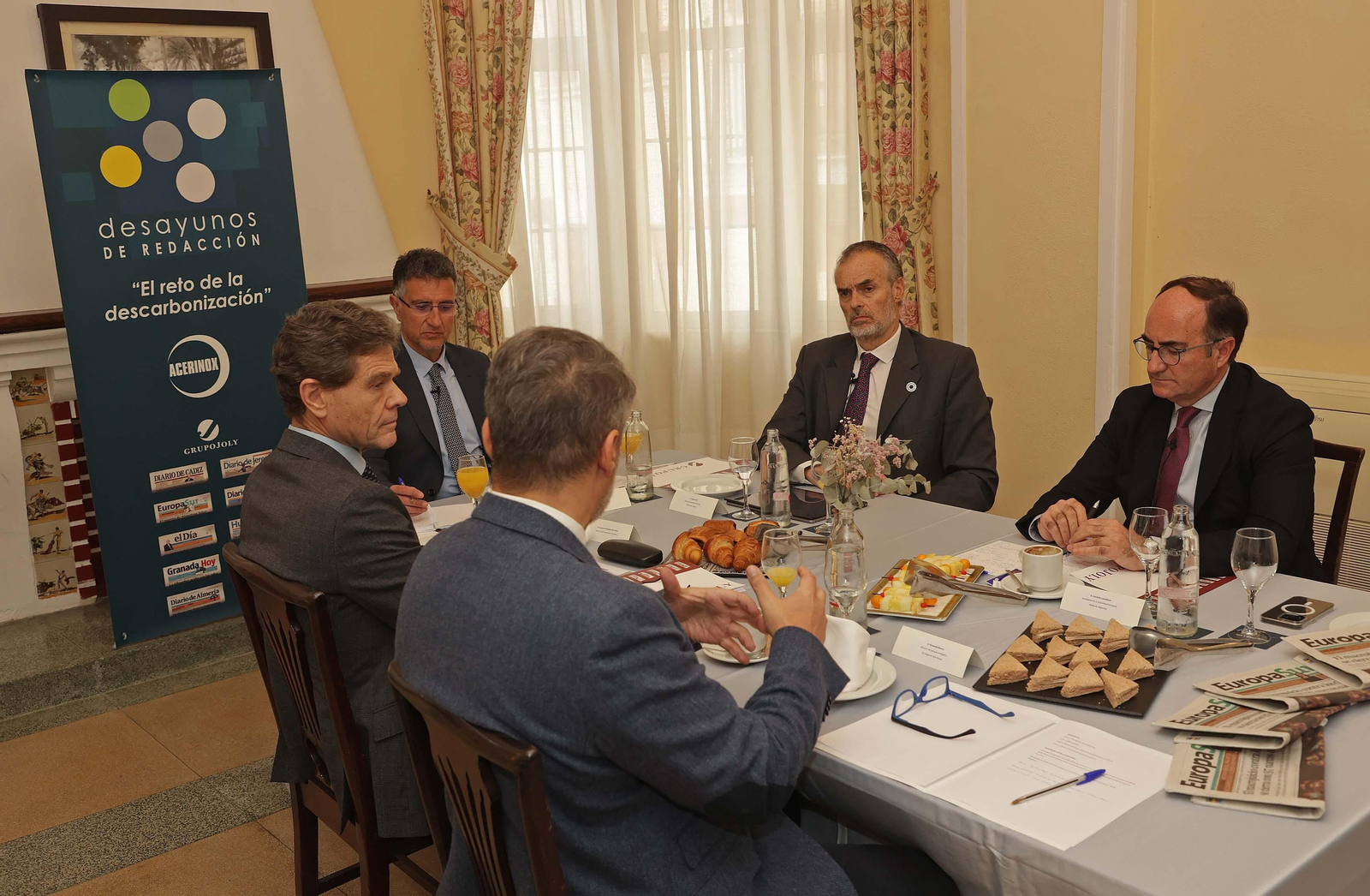 Desayunos de Redacción: 'El reto de la descarbonización', en imágenes