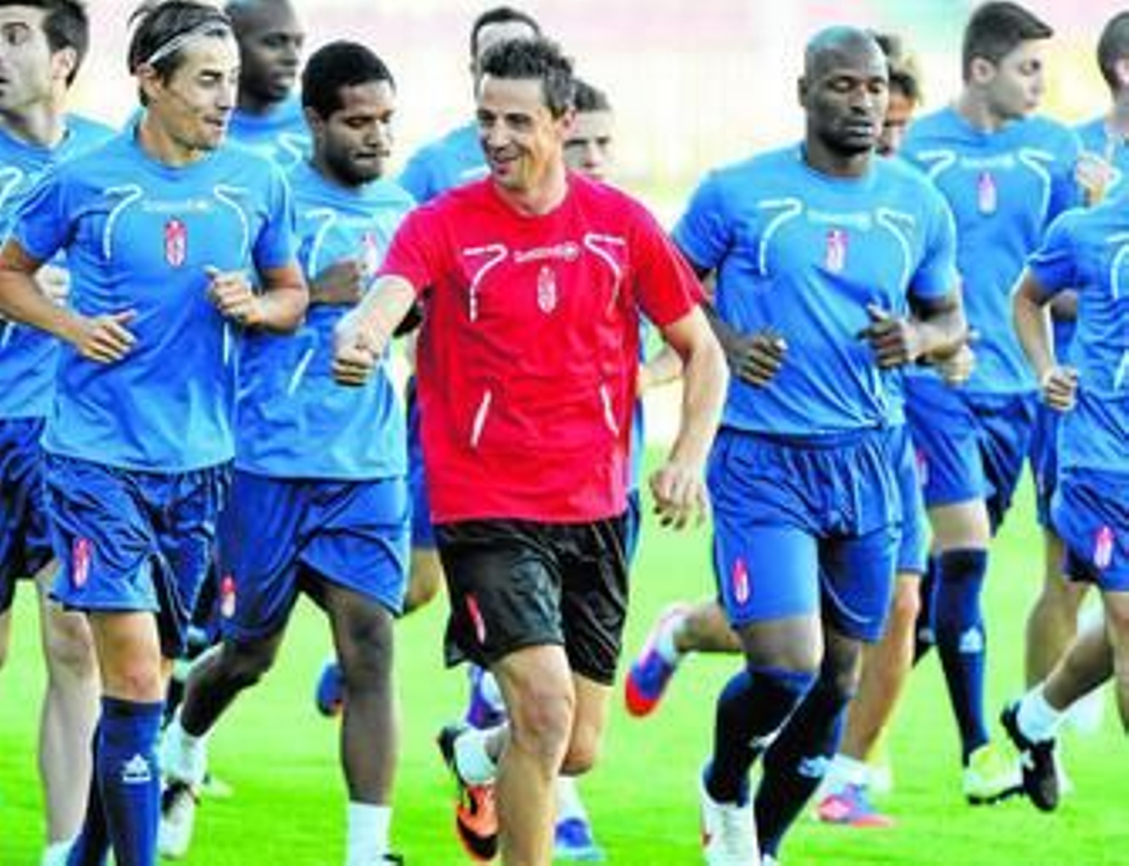 Roberto, con la camiseta roja, habla con David Cortés en un entrenamiento en Los Cármenes.