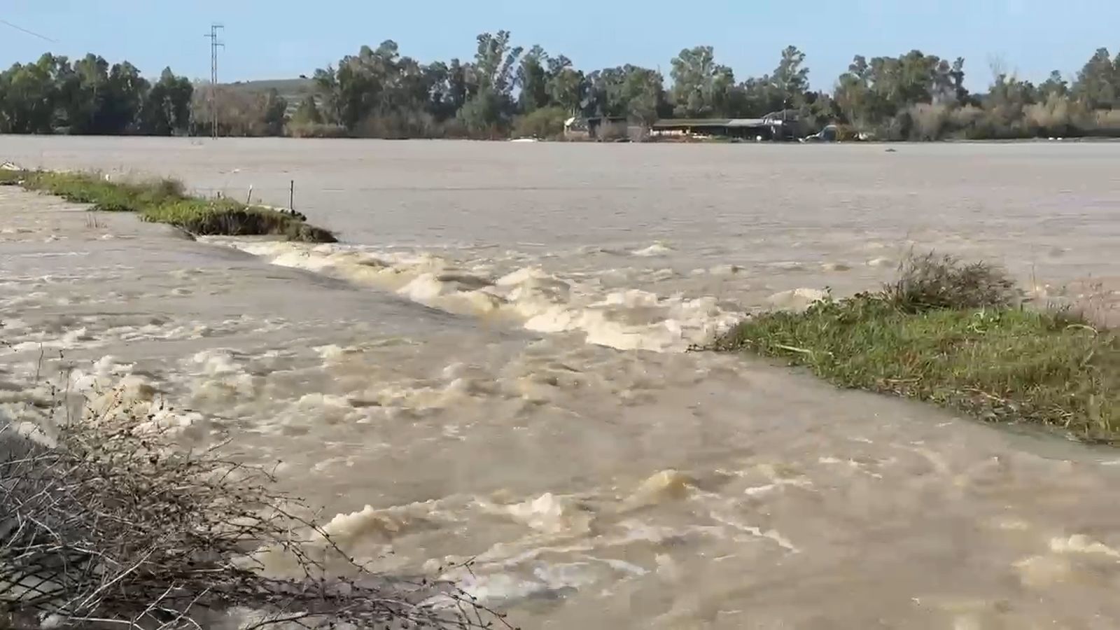 Carretera CA 3112, que une La Ina con El Torno y San Isidro completamente cortada y anegada
