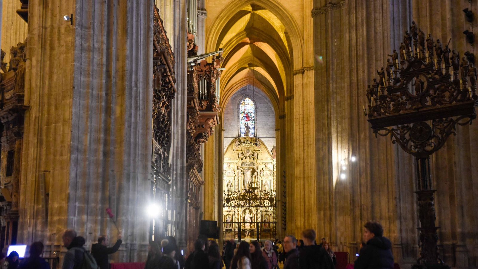 Turistas en el interior de la Catedral de Sevilla.
