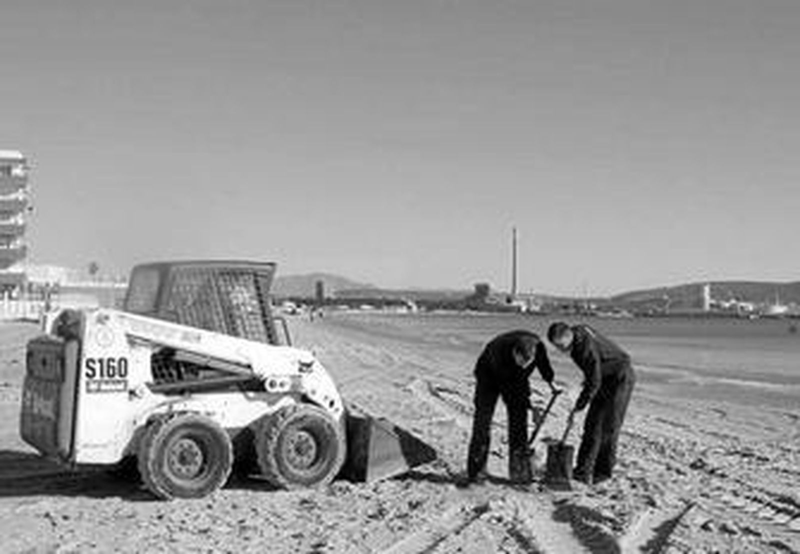 Operarios realizan tareas de limpieza, ayer por la mañana.
