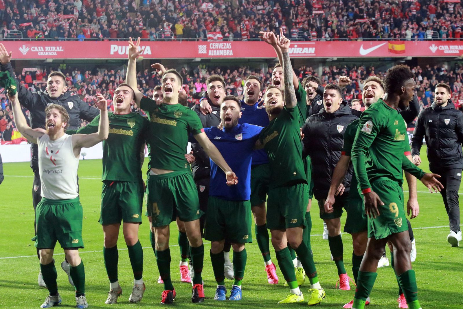 Los jugadores del Athletic Club de Bilbao celebrando con su afición el pase a la final de Copa