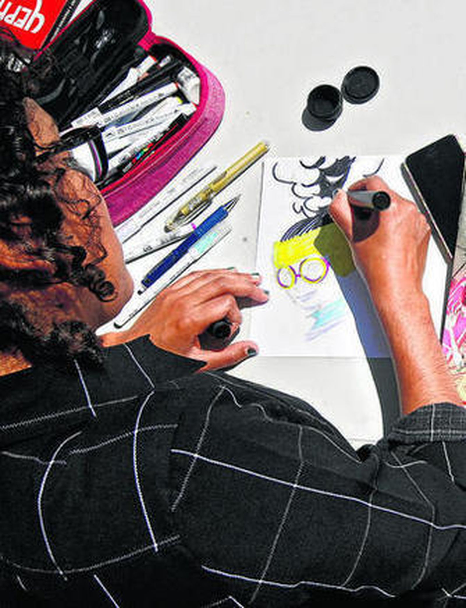 Natacha Busto, dibujando ayer en el Baluarte de la Candelaria.