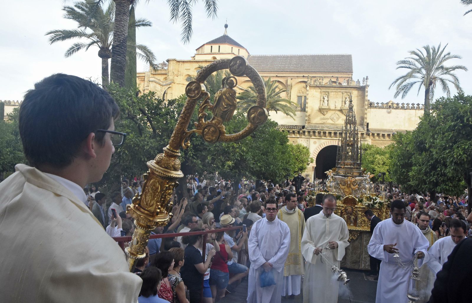 La Custodia de Arfe emprende su camino desde la Mezquita-Catedral.